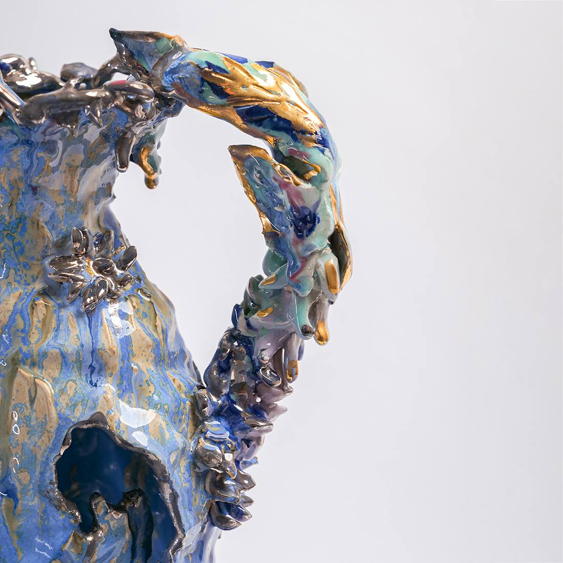 Détail - Faye Hadfield - Scary-Vase-in-Meadow-Blossom_back - Ceramic - Daguet Bresson Art